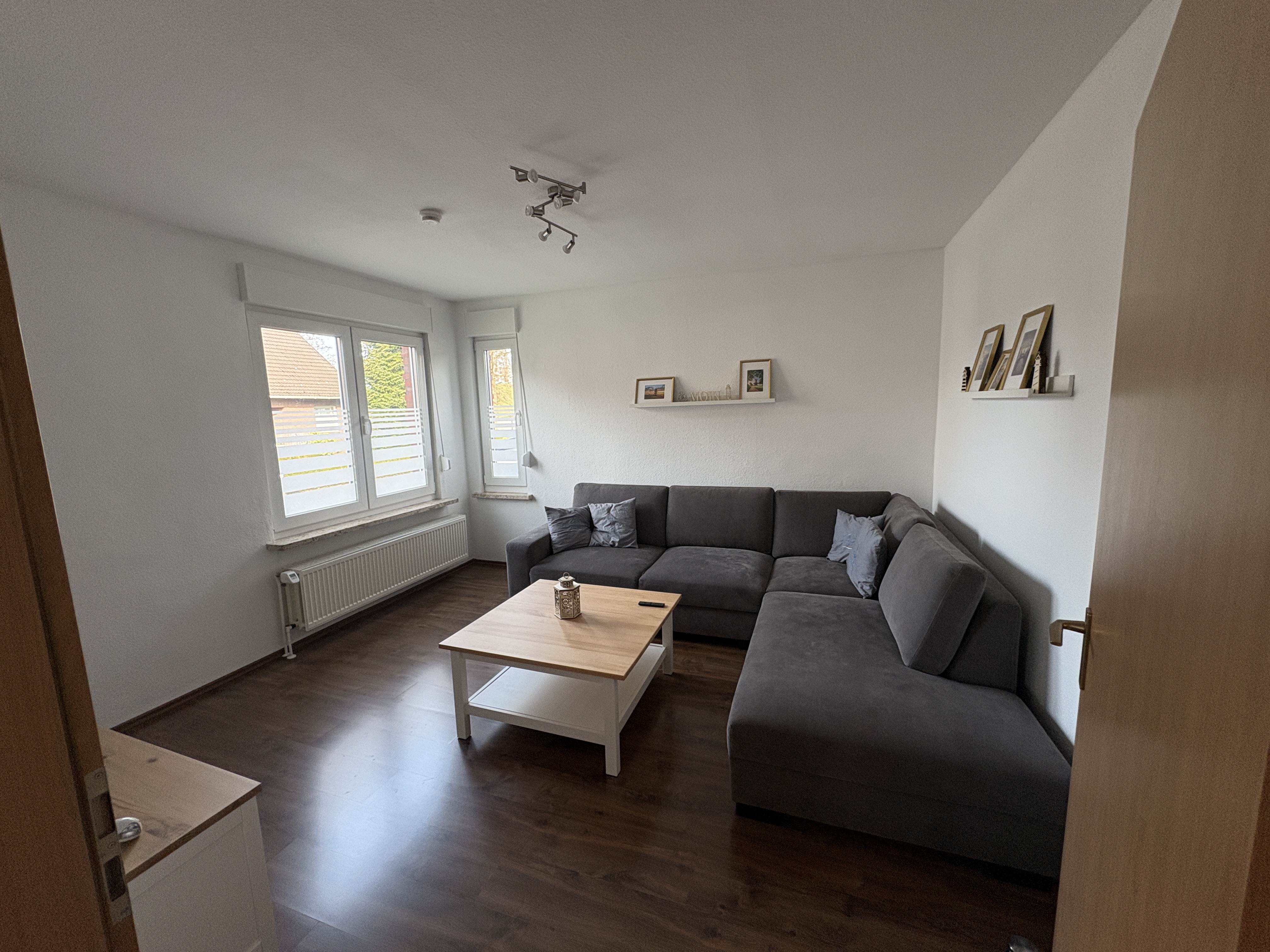 Wohnzimmer mit großer L-Couch