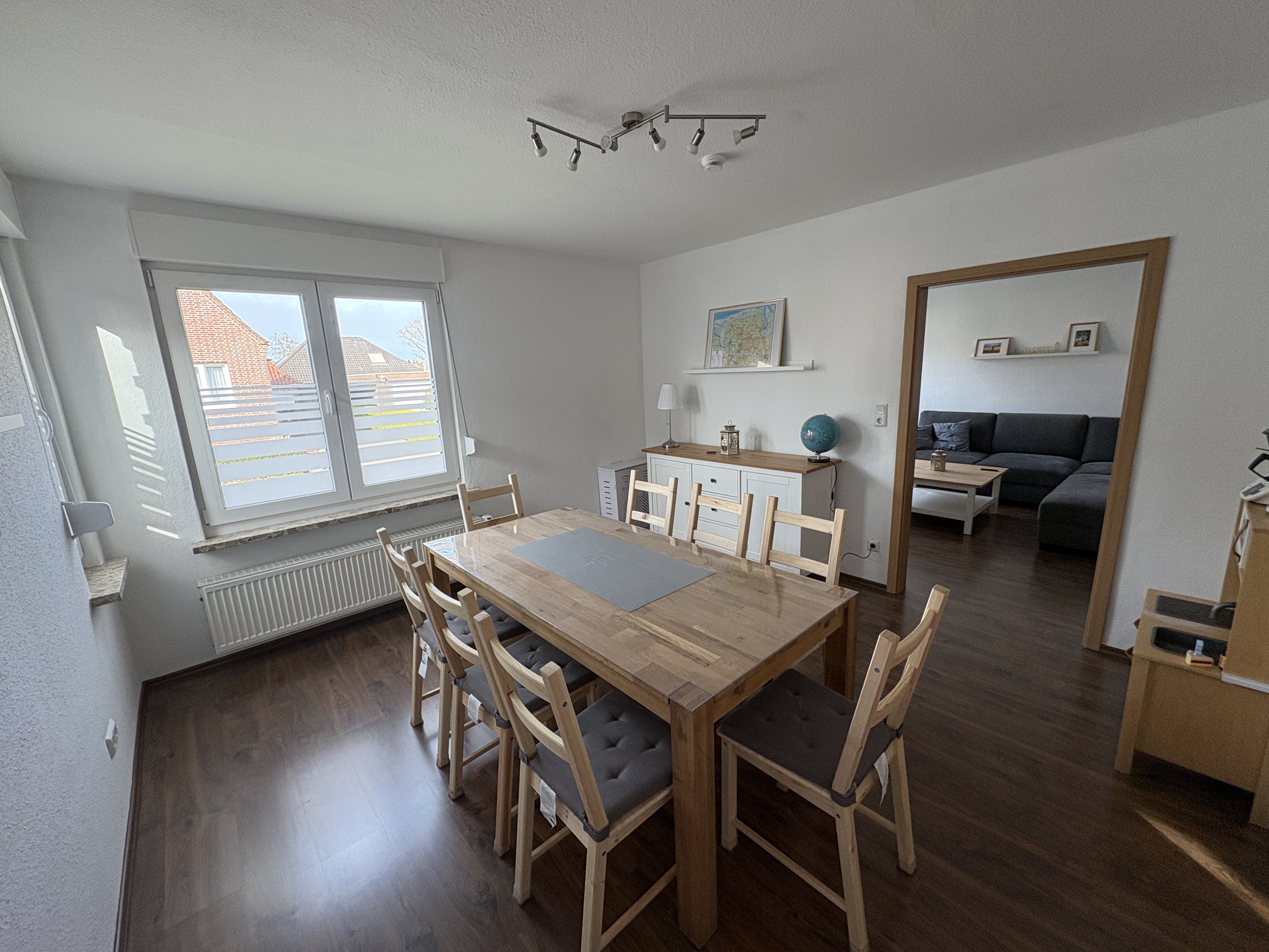 Essbereich mit Blick ins Wohnzimmer
