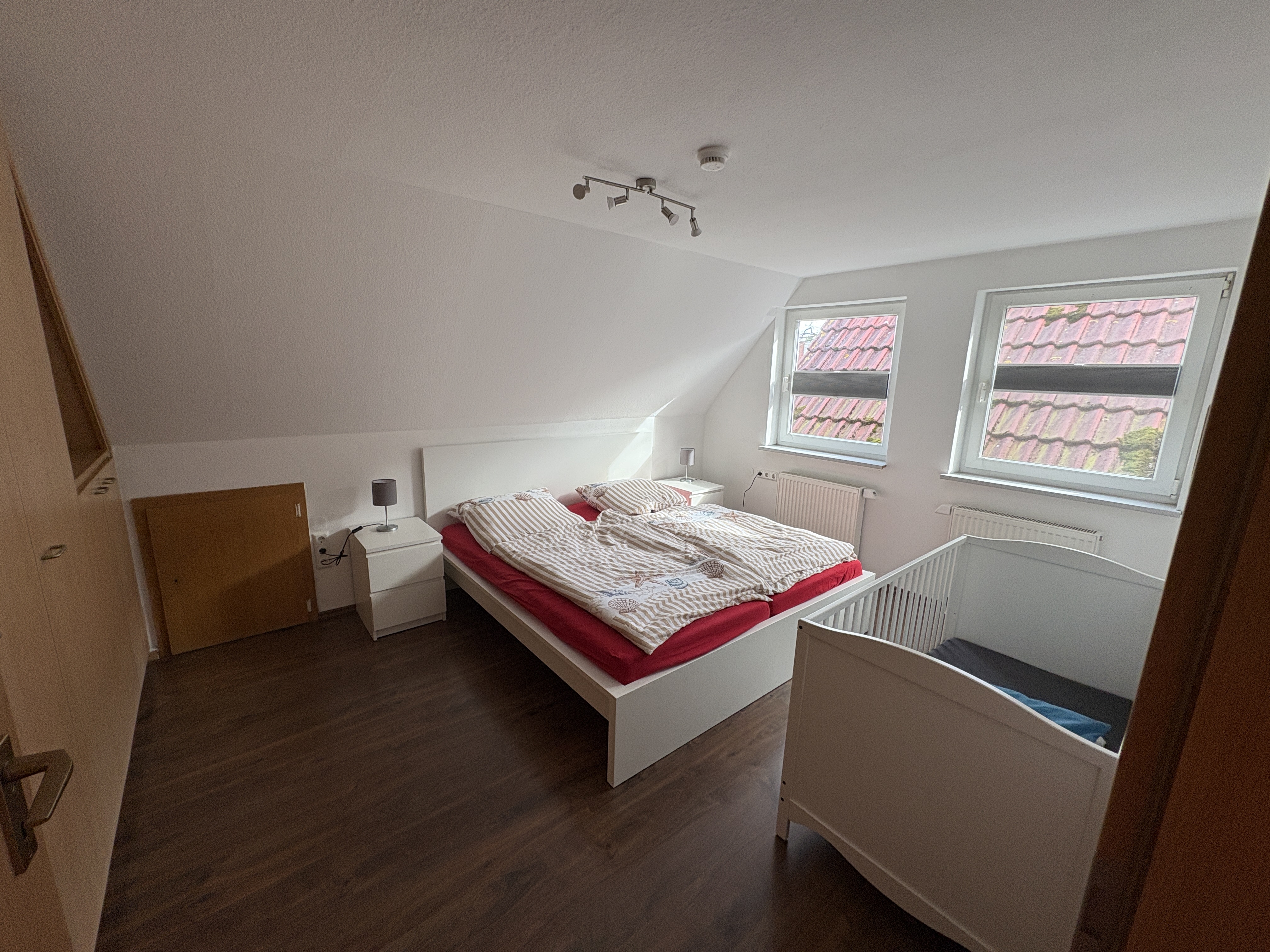 Schlafzimmer mit Doppelbett und Kinderbett